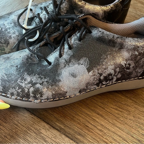 White and black floral Alegria sneakers - Picture 2 of 6